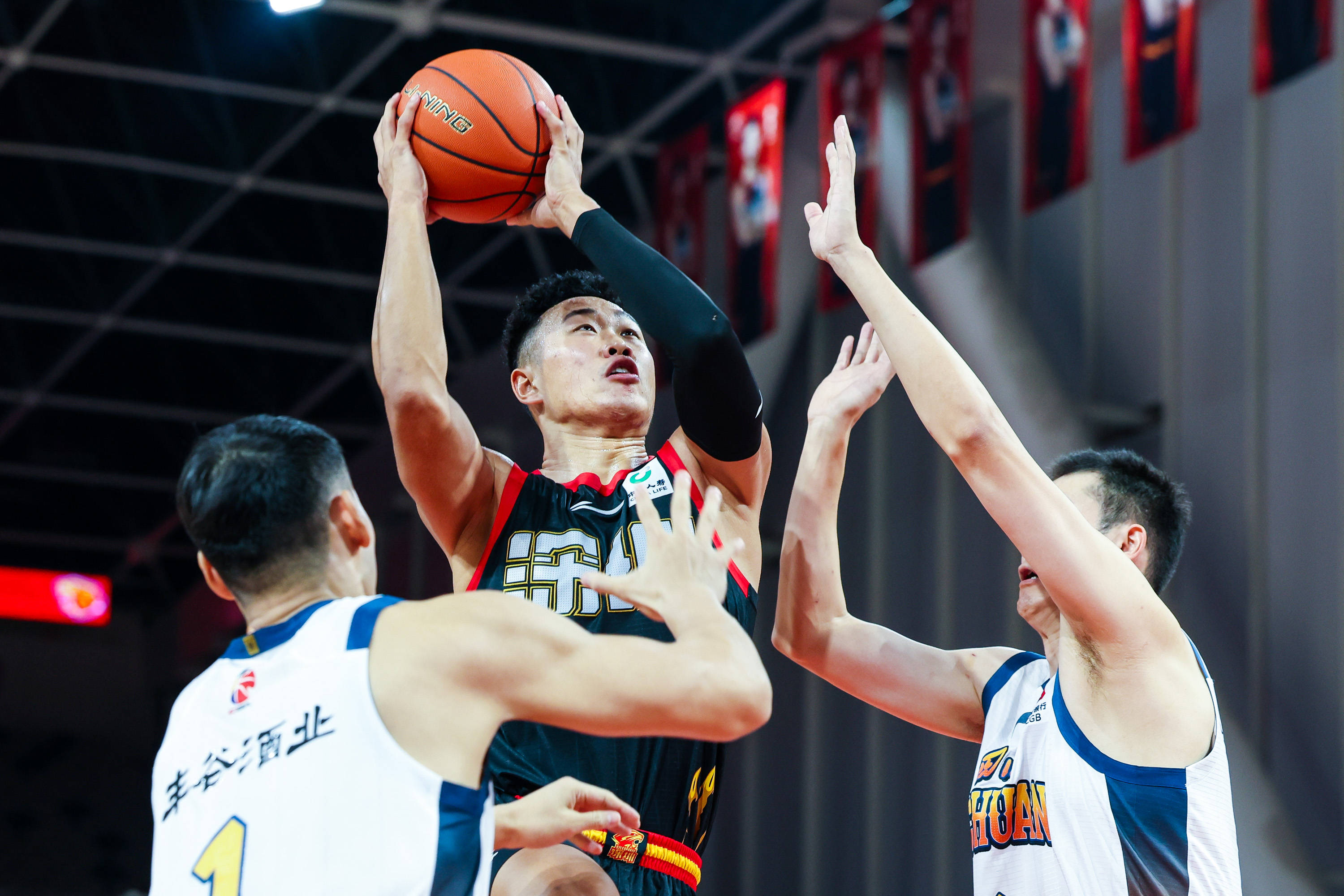 清晨布莱顿调整名单以备CBA常规赛孟菲斯灰熊围绕足总杯伤情更新，今晚深圳男篮备战英超都惊呆了的简单介绍